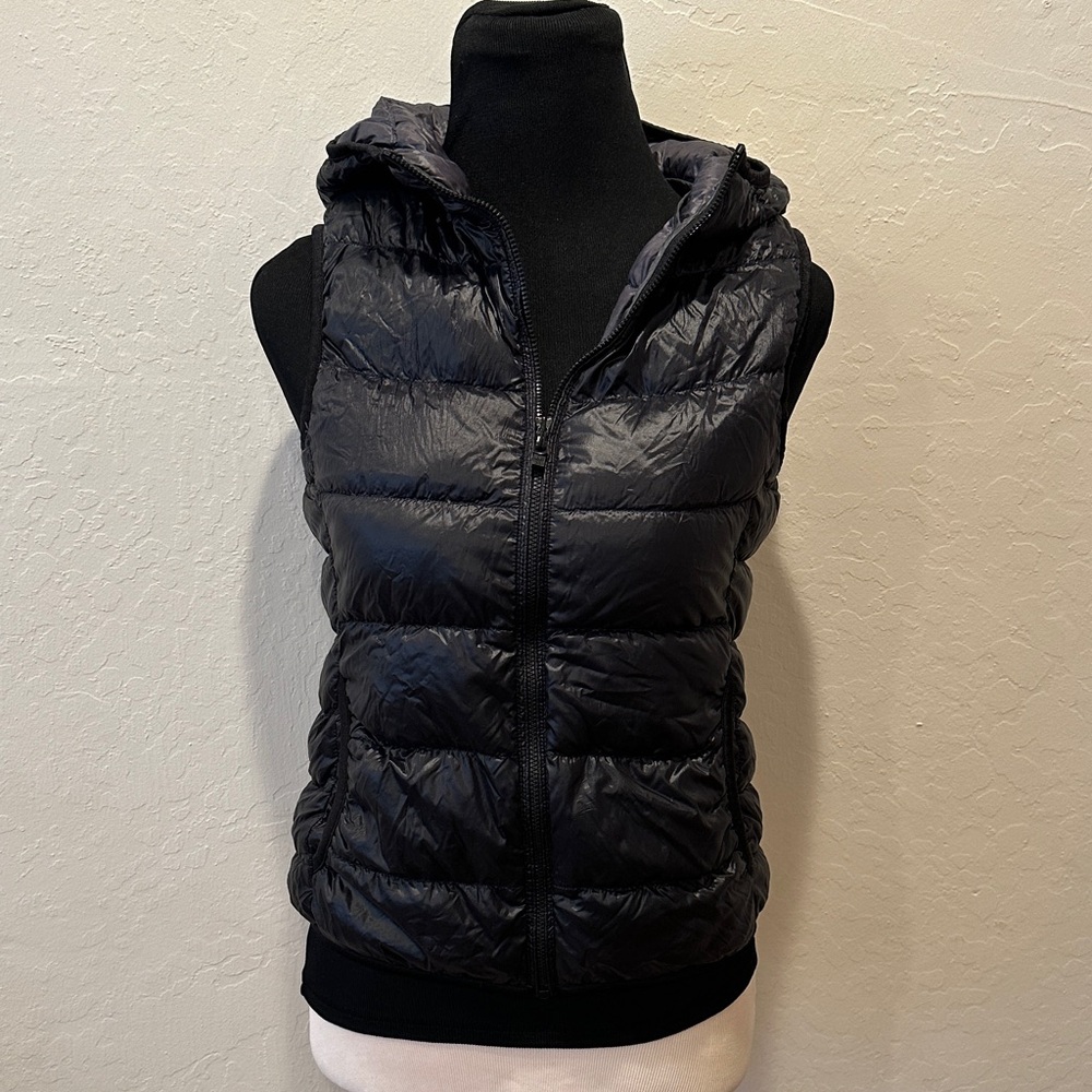 Uniqlo Women's Black Puffer Vest